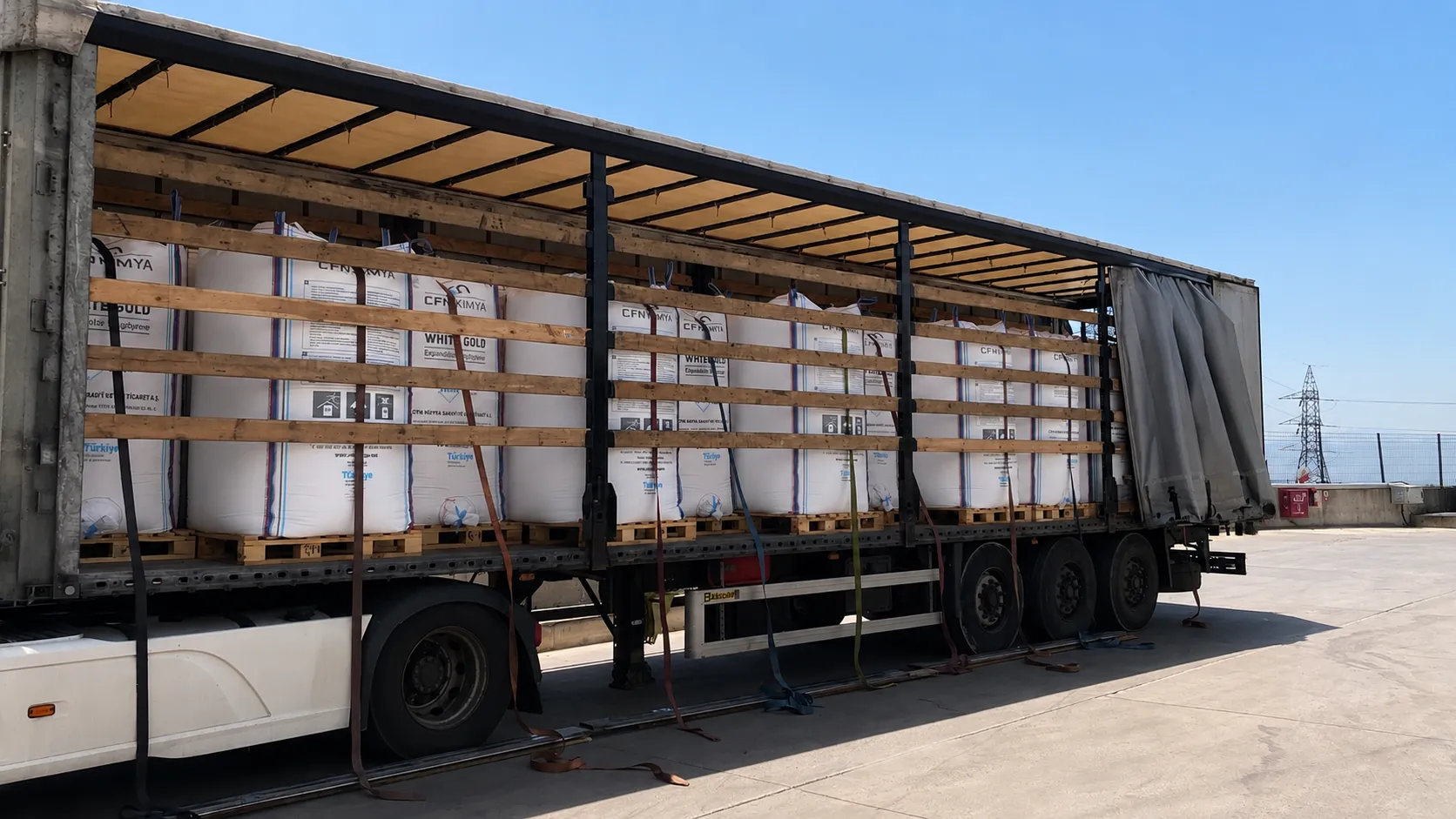 Załadowana naczepa z workami big-bag granulatu EPS White Gold CFN Kimya
